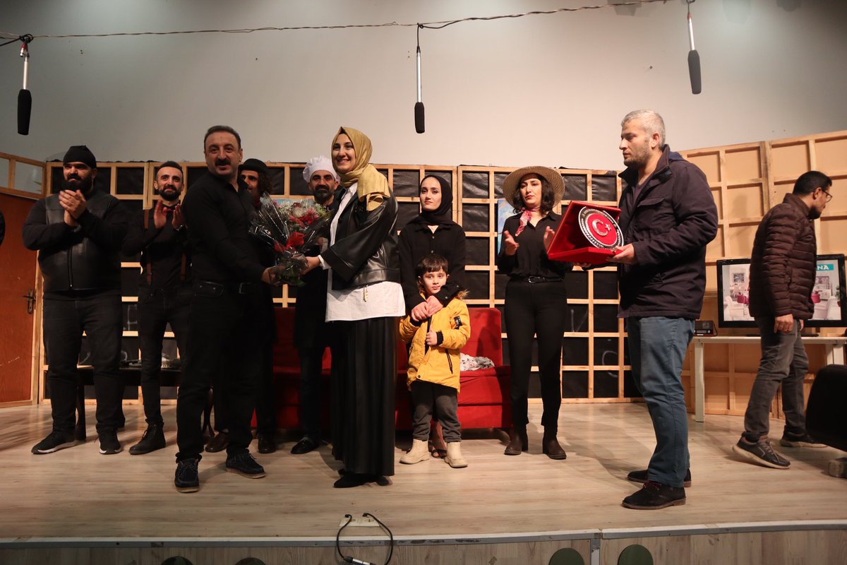 TEŞEKKÜRLER SİVEREK..💚. Bugün “ DESTPÎT (CİMRİ) “ oyunumuzda bizleri yalnız bırakmayan ve salonu hınca hınç dolduran tüm seyircilerimize şükranlarımızla. Bizler Siverek’i çok sevdik. Tekrar görüşmek dileğiyle iyi ki varsınız..❤️