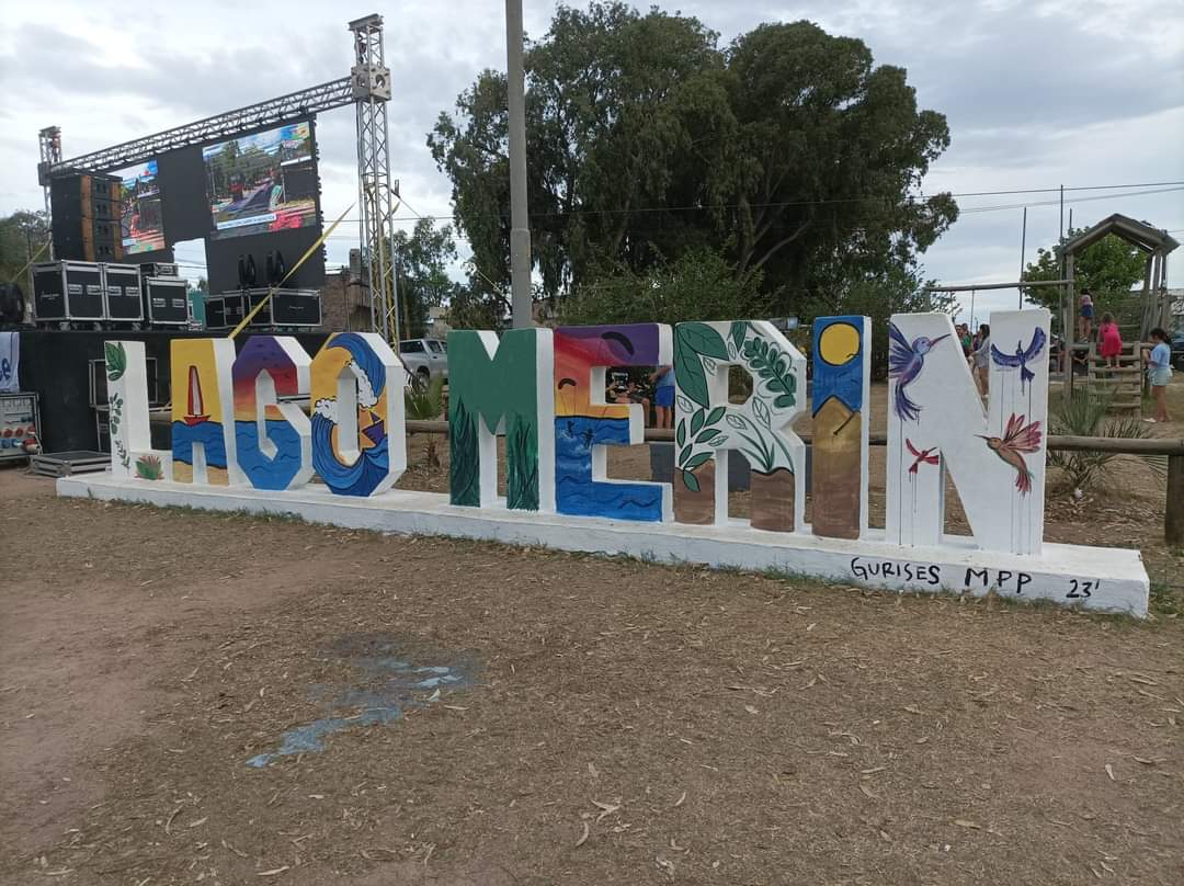 LagunaMerinUY's tweet photo. 🎨LAS LETRAS DEL BALNEARIO LAGO MERÍN DE LA MANO DE ESTOS GRANDES ARTISTAS! https://t.co/IeVTXZsqoF