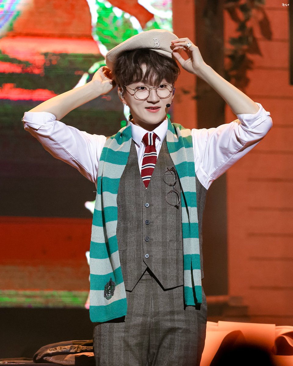 dreaming_ko's tweet photo. 221119 The Cat's Library 고양이 도서관
#조민규 #포레스텔라 #Forestella

필승 베레모🫶🏻 https://t.co/FxKxBmDA6I