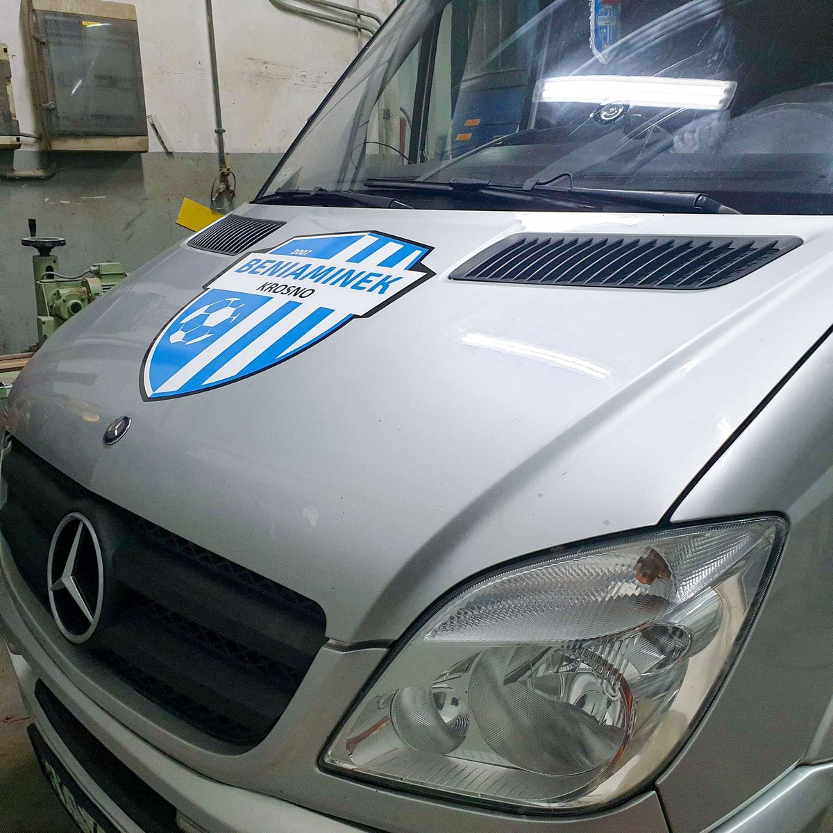 Beniaminek_'s tweet photo. 🔜🆕🚍 Idzie nowe... Beniaminkowóz gotowy do odbioru!

We współpracy z 𝗡𝗘𝗢𝗗𝗘𝗦𝗜𝗚𝗡 okleiliśmy naszego klubowego busa. Pięknie się teraz prezentuje. 😄💙

👍 Dziękujemy #NEODESIGN - Producent reklam za super robotę. https://t.co/MUviTXX5VU