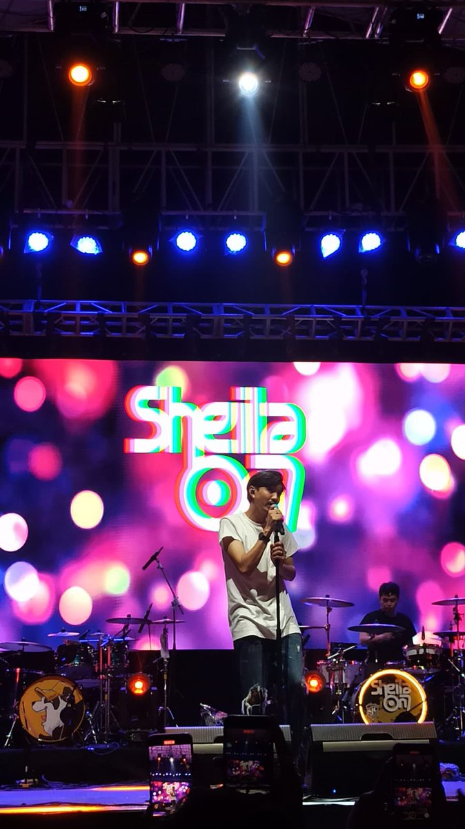 wildadotcom's tweet image. 6. Sheila On 7 #backupsinger #sheilaon7 #sheilagank