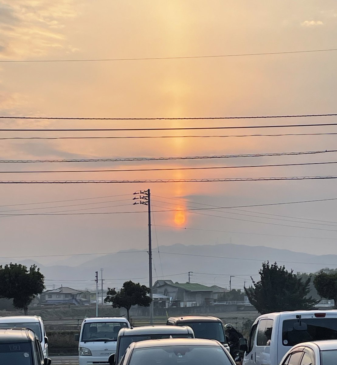 Aquarose30's tweet photo. 真っ直ぐ上に伸びる夕陽の光
写真を撮りたいなって思う瞬間が減って来てて
なーんだか，忙しい。。
気持ちに余裕がなくなるのはなんだか寂しいな。

今，外は雨が降ってる。
もう寝なきゃなー。 https://t.co/d8it29gFjG