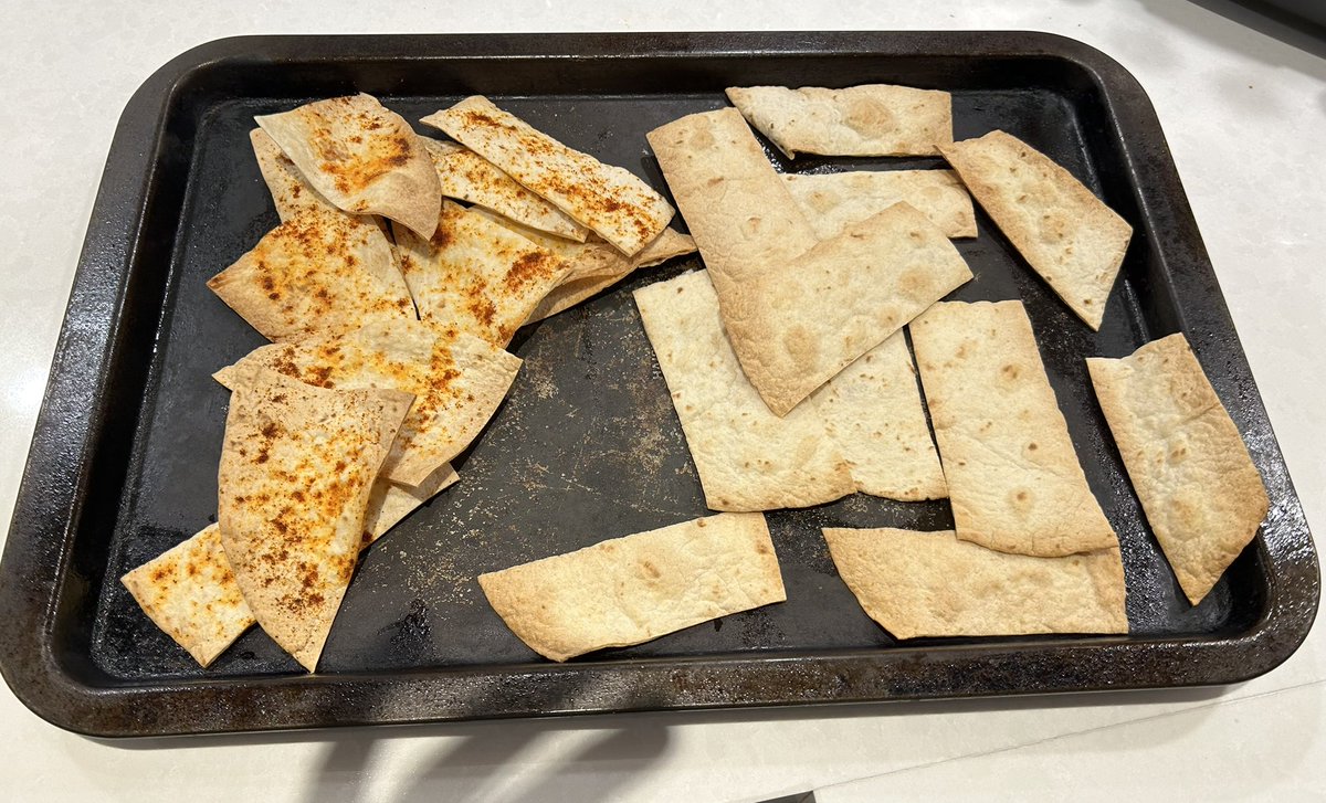 Dad1Cooking's tweet photo. A nice quick snack, crispy tortillas, quick spray of fry light, sprinkle of paprika (optional) 10-mins in the oven. Lovely, great alternative to garlic bread with chilli (and lower fat). #lowfat #tortilla #cookingdad #chilli https://t.co/hMBjtb0QU7