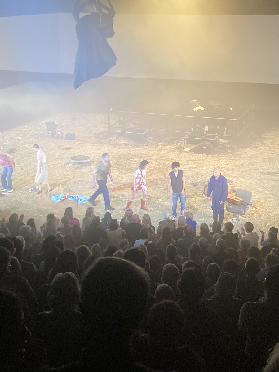 jan_hoekema's tweet photo. Op @Ivovanhove en #JanVersweyveld staat geen grens: imponerend, barok, heftig. #MijnLieveGunsteling. Hele sterke rollen mn #EefjePaddenburg en #HansKesting. ‘Kwetsbaarheid is de ergste atoombom’. Precair thema integer verbeeld naar prachtige roman @MLRijneveld. Grijpt aan. https://t.co/fuMshSdv4a