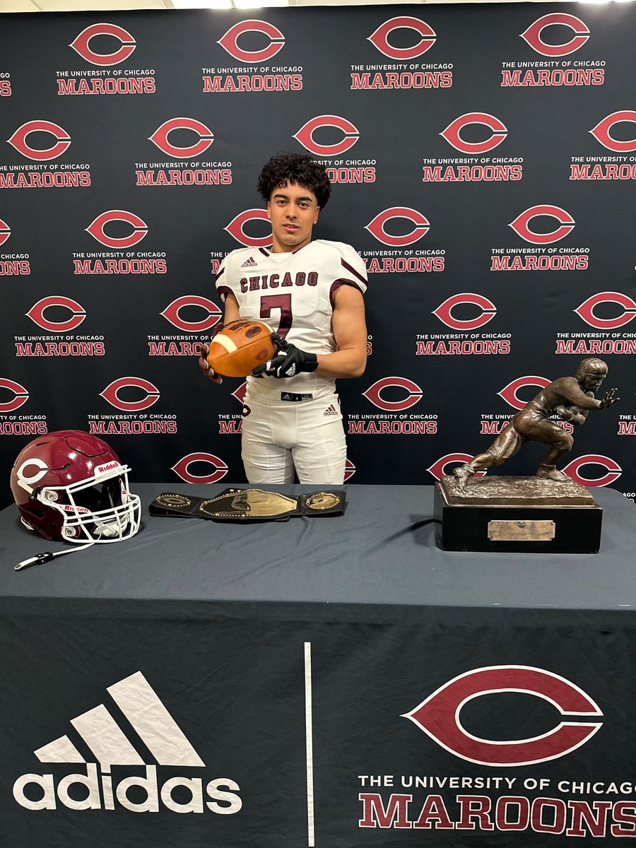 Thank you <a href="/UChicagoFB/">UChicago Football</a> for an official visit.  Grateful for the offer of support for admissions. Great to spend time with coaches,players,recruits and alumni. Thanks for having me and my family. 

@CoachGilcrist @coachsemerson
 @coach_taylorUC @coachlangeRBC #Maroonmade