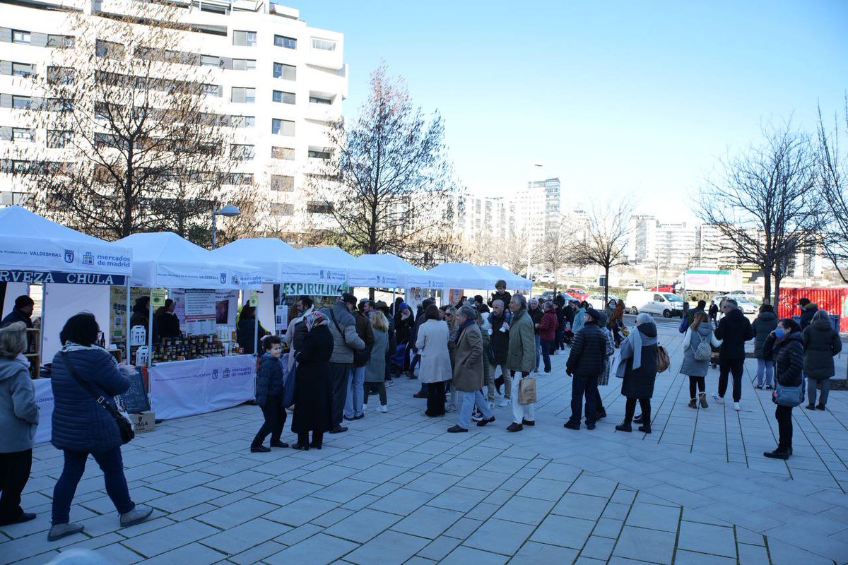begonavillacis's tweet photo. Inauguramos el nuevo Mercado de Productores de Valdebebas, en la plaza Francisco de Asís Cabrero

Desde hoy, los vecinos tienen una cita mensual con pequeños productores y artesanos que traen el mejor producto fresco y de calidad

El cuarto domingo de cada mes, ¡no os lo perdáis! https://t.co/4TBwhhWBo7