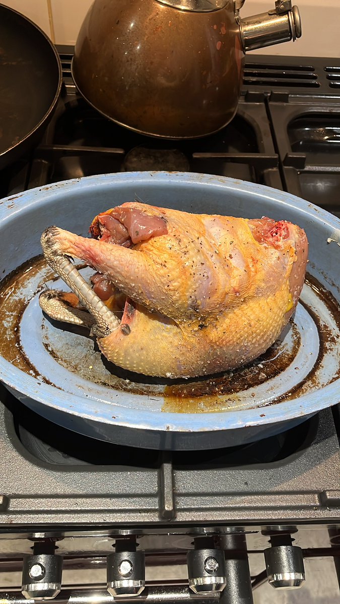 jamiegill1976's tweet photo. Put some oil in a thing and put the pheasant in it for 20 mins. Keep turning it! #cookingwithtwats https://t.co/HuAMoenQbI