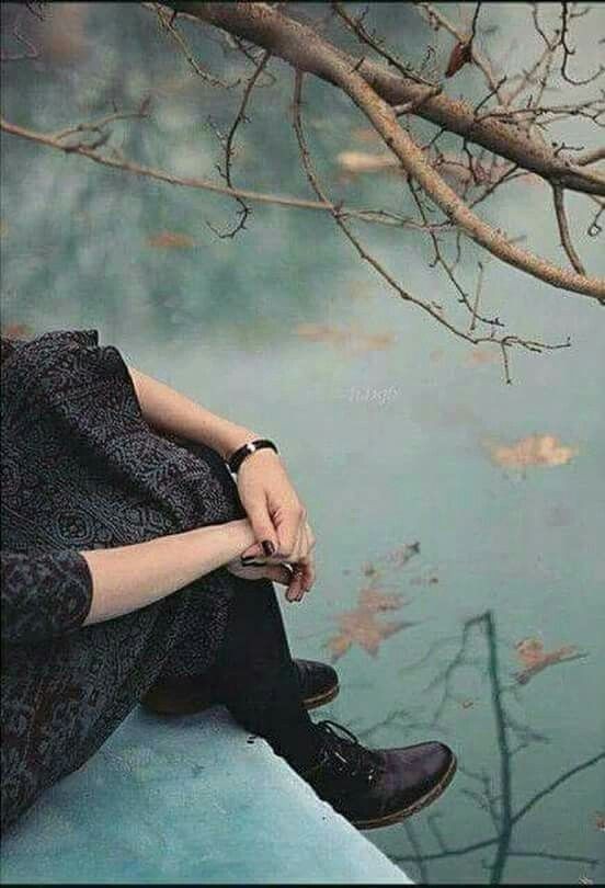 JuniorHoor's tweet photo. یونہی بیٹھے بیٹھے دھیان تمھاری سمت چلاجاتا ہے
کوئی نہ کوئی بات یاد آ جاتی ہے
کب کہاں کیسے تم نےکیا بولا تھا
کس بات پہ کیا تبصرہ کیا تھا
یاد آتےہی ایک نرم سی مسکراہٹ میرے ہونٹوں پہ چپکے سے آ ٹھہرتی ہے
اور اس مسکراہٹ کی موجودگی کا ادراک ہوتے ہی نظر اپنے خالی پہلو کی طرف اٹھ جاتی ہے https://t.co/Qkba4OZsFV