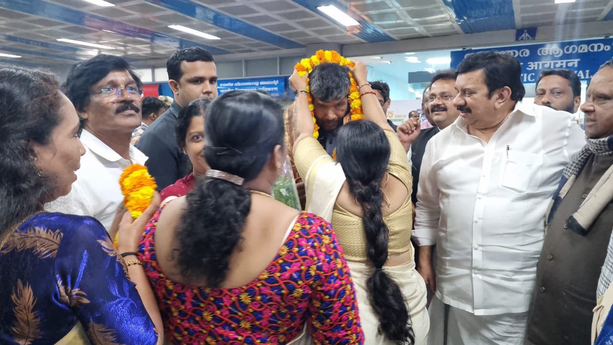 PashupatiParas's tweet photo. कैलिकट, केरल में रालोजपा के द्वारा स्वागत किया गाया। सभी साथियों का तहे दिल से आभार। https://t.co/Rwu0Sxnadx