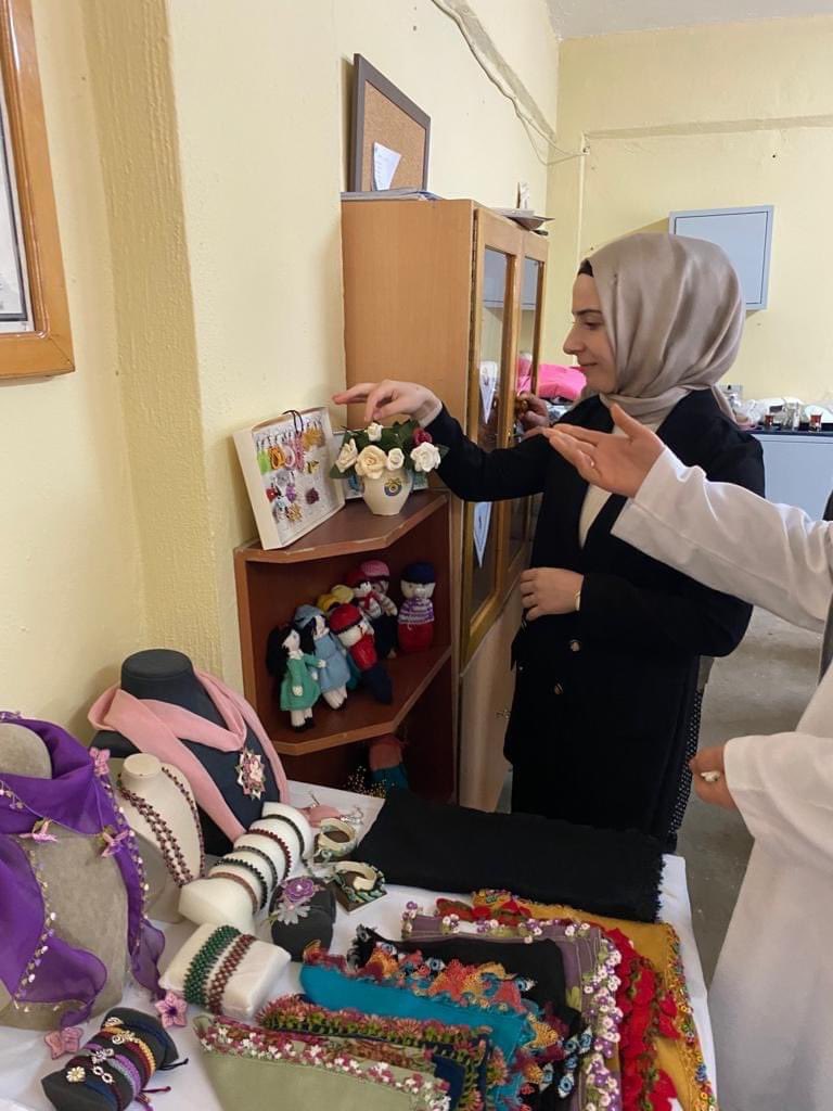 YHanhem's tweet photo. Kaymakamımız Kutsal Baytak, İlçe Milli Eğitim Müdürümüz Sadun Kılınç ve kurum amirleri Kömüşhan ve Durucasu Mahallelerinde Halk Eğitim Merkezimiz kurslarını ziyaret ettiler. https://t.co/2dEPkgQD79