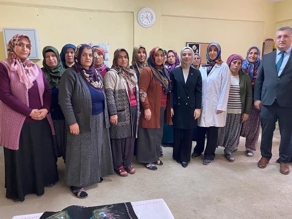 YHanhem's tweet photo. Kaymakamımız Kutsal Baytak, İlçe Milli Eğitim Müdürümüz Sadun Kılınç ve kurum amirleri Kömüşhan ve Durucasu Mahallelerinde Halk Eğitim Merkezimiz kurslarını ziyaret ettiler. https://t.co/2dEPkgQD79