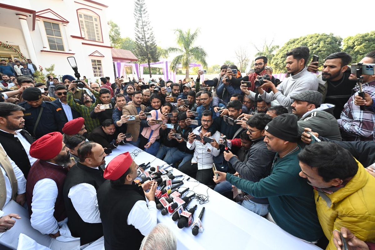 samajwadiparty's tweet photo. समाजवादी पार्टी के राष्ट्रीय अध्यक्ष एवं पूर्व मुख्यमंत्री श्री अखिलेश यादव आज एक दिवसीय उत्तराखण्ड दौरे के दौरान हल्द्वानी में समाजवादी पार्टी के प्रदेश प्रभारी श्री अब्दुल मतीन सिद्दीकी के घर वैवाहिक समारोह में शामिल हुए। 
https://t.co/xGCjxq9XPa https://t.co/jrH2rYhPt0