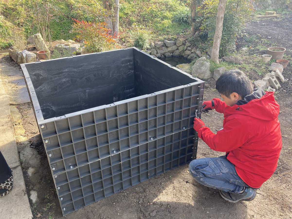 coco_sasayama's tweet image. コンポストを新しく作りました！
コンポストでは落ち葉や生ゴミなどから微生物の力を借りて堆肥を作ります！
化学肥料に出来るだけ頼らない農業を行うために、積極的に活用していきたいと思います！

#農業 #堆肥 #丹波篠山