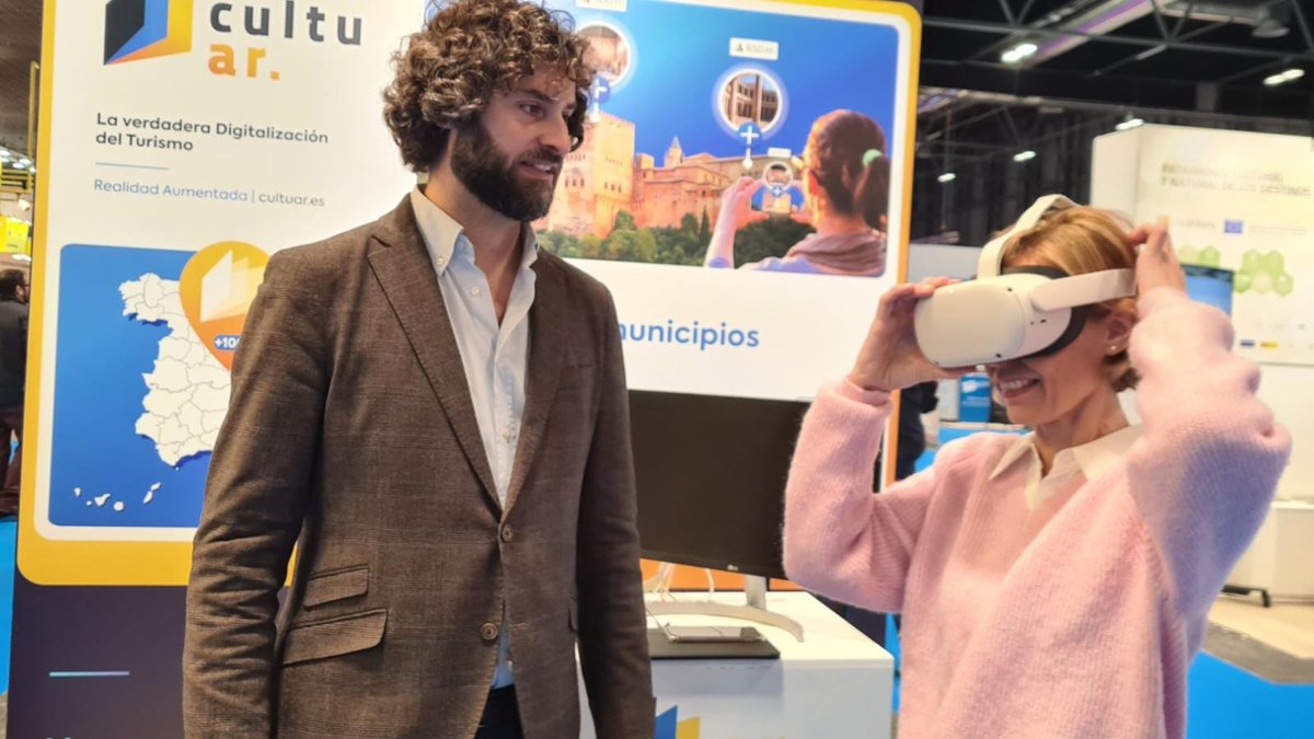 Aquí tenemos a Fernando mostrando una experiencia de #RealidadVirtual #VR junto a #Turismo de #Aranjuez