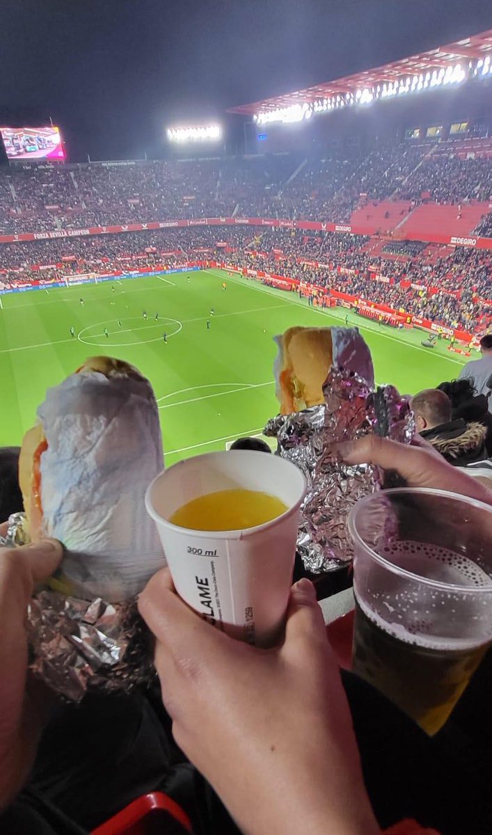 matsisapuskat's tweet photo. Kaksi Bocadilloa, 0,4l alkoholiton olut ja 0,3l Fanta (salakuljetetulla vodkasilmällä) Sevillan matsissa (@SevillaFC, LaLiga)

💶: 14 € https://t.co/KOexaSLWAv