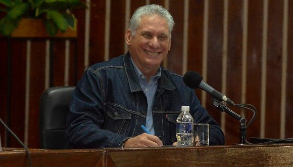 #Fidel (30/06/61): "Creo que sin ser optimista no se puede ser revolucionario". También por eso #YoSigoAMiPresidente, que partió hoy para la CELAC. Con él va #Cuba, vamos todos. ¡Éxitos!