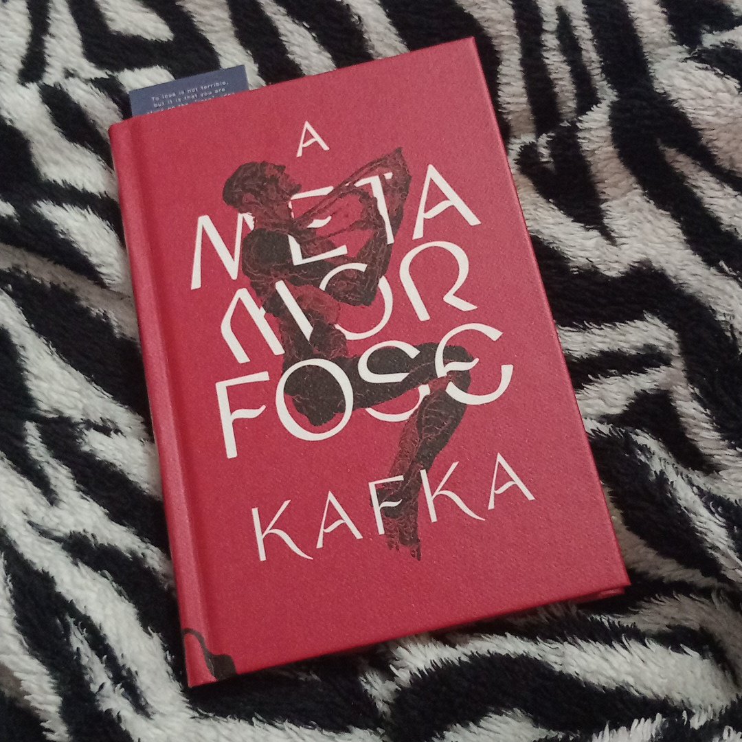 JonasGarpin's tweet photo. Esse livro é uma delícia, ao mesmo tempo que perturba. Belíssima edição, as ilustrações do Mutarelli são incríveis. 
@antofagica https://t.co/njUScGFyIJ