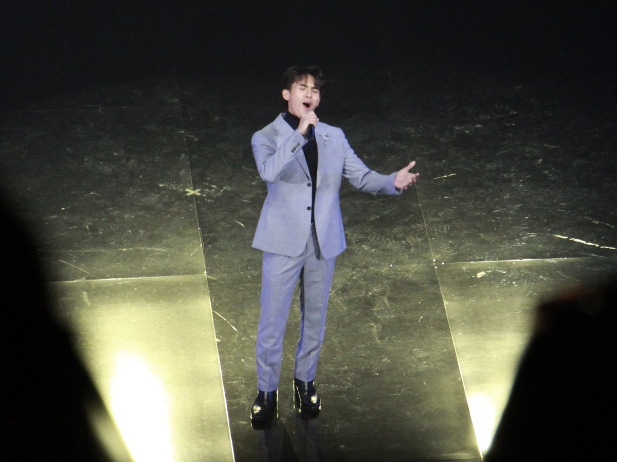 KhunAumOFFICIAL's tweet photo. แอบส่องเจมส์จากชั้นบน คือดีไม่ไหว ประทับใจทั้งมินิคอนเสิร์ต เห็นความเป็นสตาร์ในตัวเขามาก 🤎

#JamesJed
#TheStar2022Final https://t.co/AKTAmnr4M1