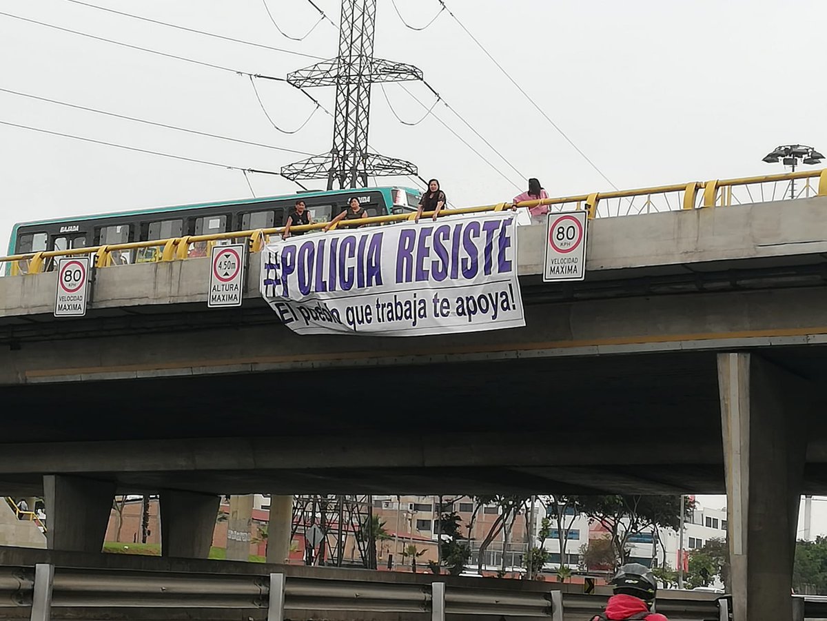 karlos_garciat's tweet image. Los ciudadanos junto a su Policía.
Luego del ataque subversivo con "armas" (huaracas, hondas y fierros) contra la Policia en su "Marcha de los tucos", hoy Lima amanece con mensajes de apoyo a la @PoliciaPeru en diferentes distritos.
#ResistePolicia
EL PUEBLO QUE TRABAJA TE APOYA