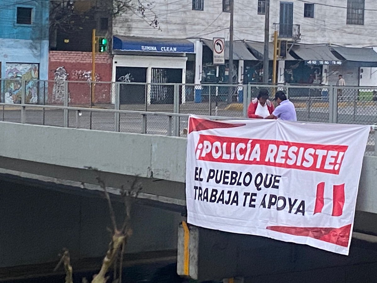 karlos_garciat's tweet image. Los ciudadanos junto a su Policía.
Luego del ataque subversivo con "armas" (huaracas, hondas y fierros) contra la Policia en su "Marcha de los tucos", hoy Lima amanece con mensajes de apoyo a la @PoliciaPeru en diferentes distritos.
#ResistePolicia
EL PUEBLO QUE TRABAJA TE APOYA