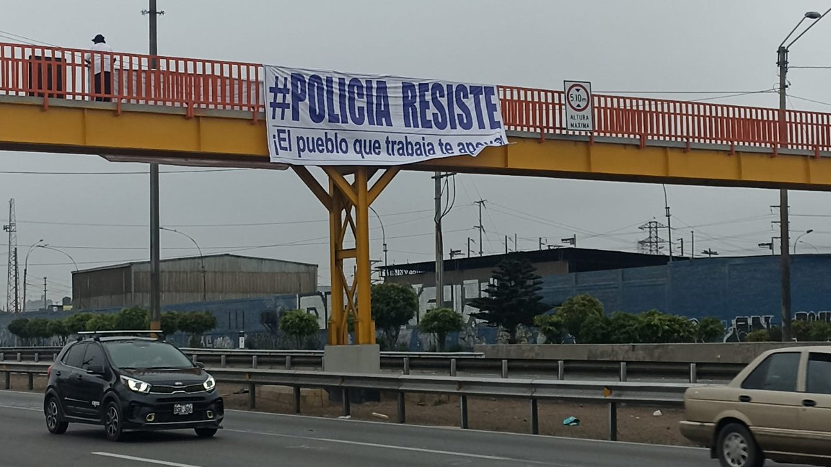karlos_garciat's tweet image. Los ciudadanos junto a su Policía.
Luego del ataque subversivo con "armas" (huaracas, hondas y fierros) contra la Policia en su "Marcha de los tucos", hoy Lima amanece con mensajes de apoyo a la @PoliciaPeru en diferentes distritos.
#ResistePolicia
EL PUEBLO QUE TRABAJA TE APOYA