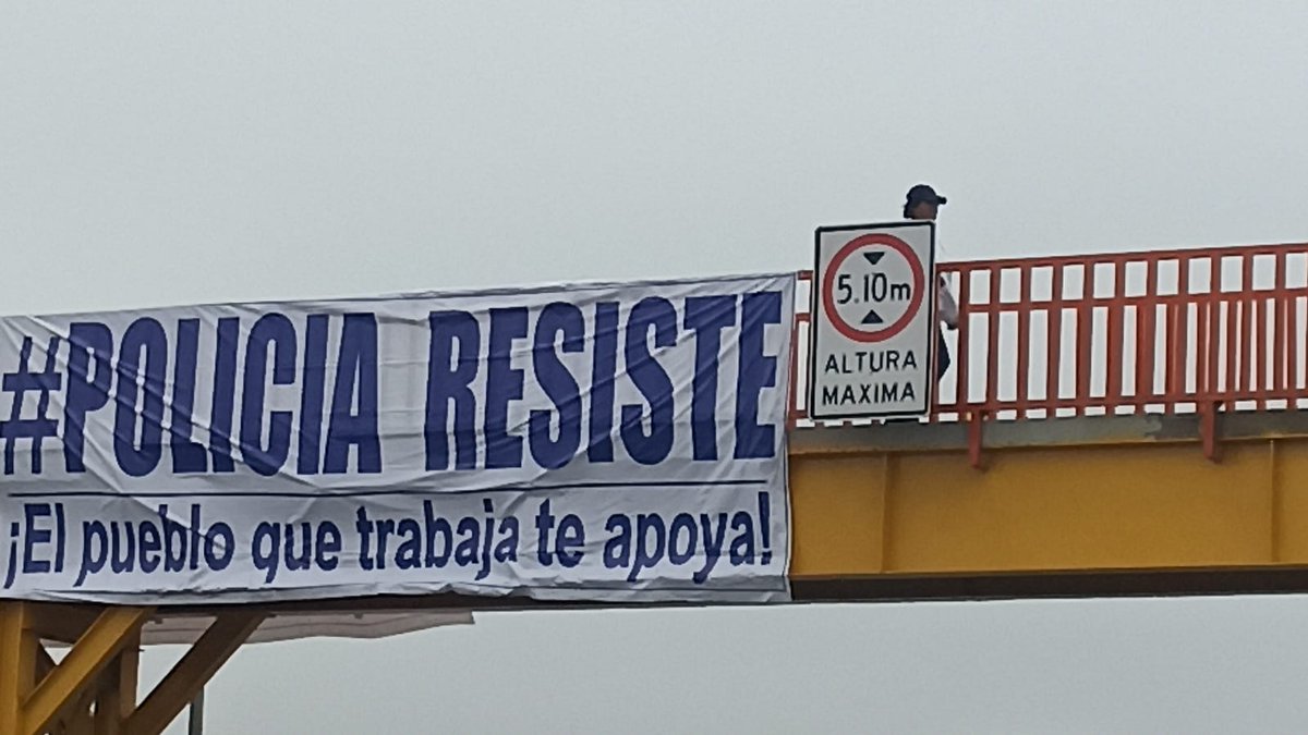 karlos_garciat's tweet image. Los ciudadanos junto a su Policía.
Luego del ataque subversivo con "armas" (huaracas, hondas y fierros) contra la Policia en su "Marcha de los tucos", hoy Lima amanece con mensajes de apoyo a la @PoliciaPeru en diferentes distritos.
#ResistePolicia
EL PUEBLO QUE TRABAJA TE APOYA