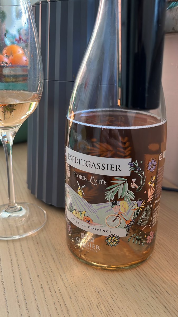 Cirocchi_Skyrus's tweet photo. Today rosé paired with truffle rice!! Not bad! This limited edition from Provence I must say... although I prefer the Italian ones!😉 #RoséWine #TruffleRice #ProvenceWine #WineTasting #FoodPairing #ItalianWine #WineLovers https://t.co/O4iLMVrI3x