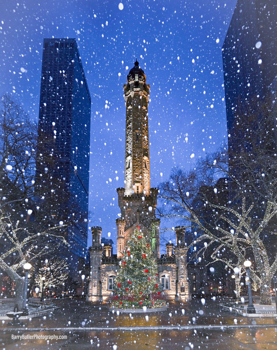 Sunday’s Snow.   This morning at the Water Tower.  #chicago #news #ilwx #winter #weather