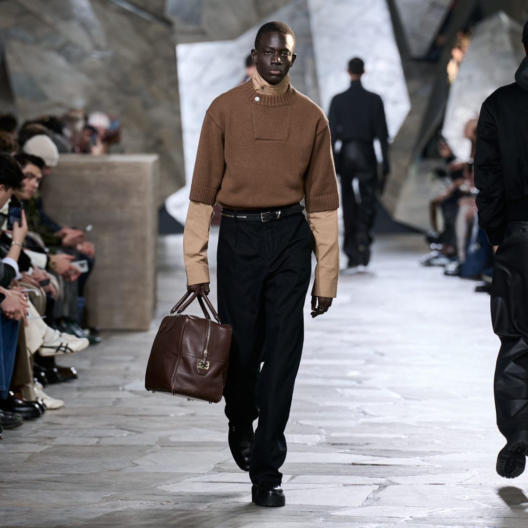 An intense winter’s light shines on the muted tones of the men’s winter 2023 collection. Watch the replay of the show on h.fr/MenWinterColle…  
#HermesHomme