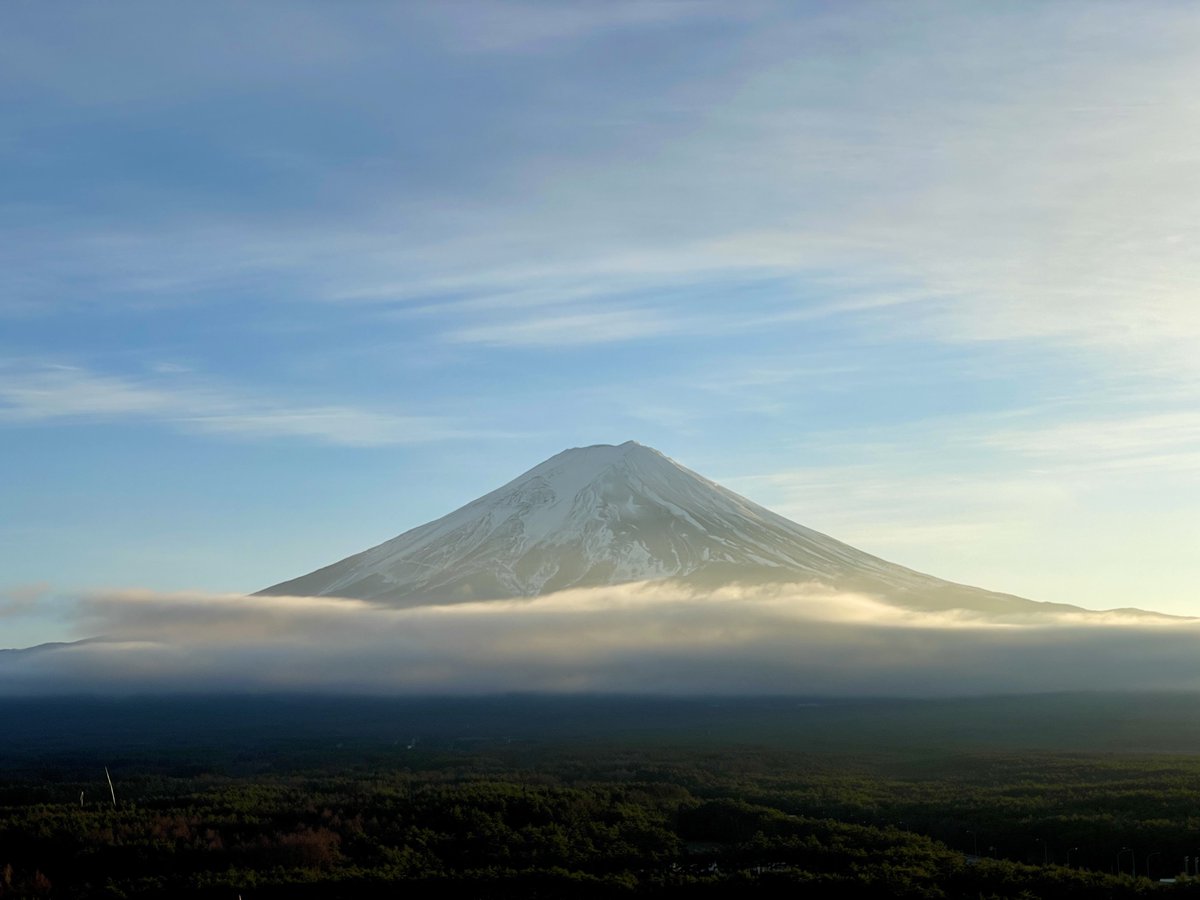 本日も無事終演 今週はなんだか特別な事が多い週でした✨ 明日から初の2連休。 ゆっくり休みます！！ いつかの富士山を添えて🗻
