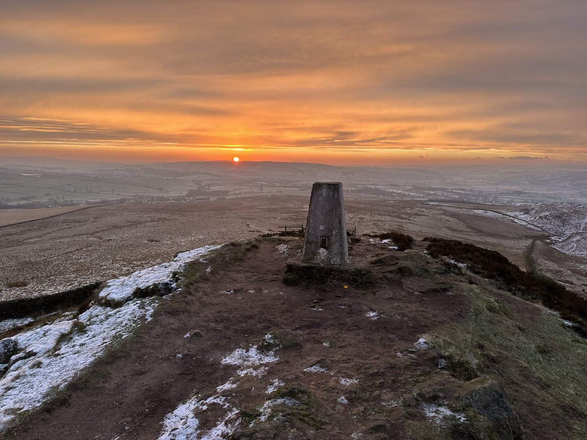 kellster07's tweet image. Sunrise from Sharp Haw, Skipton.

@BBCLookNorth