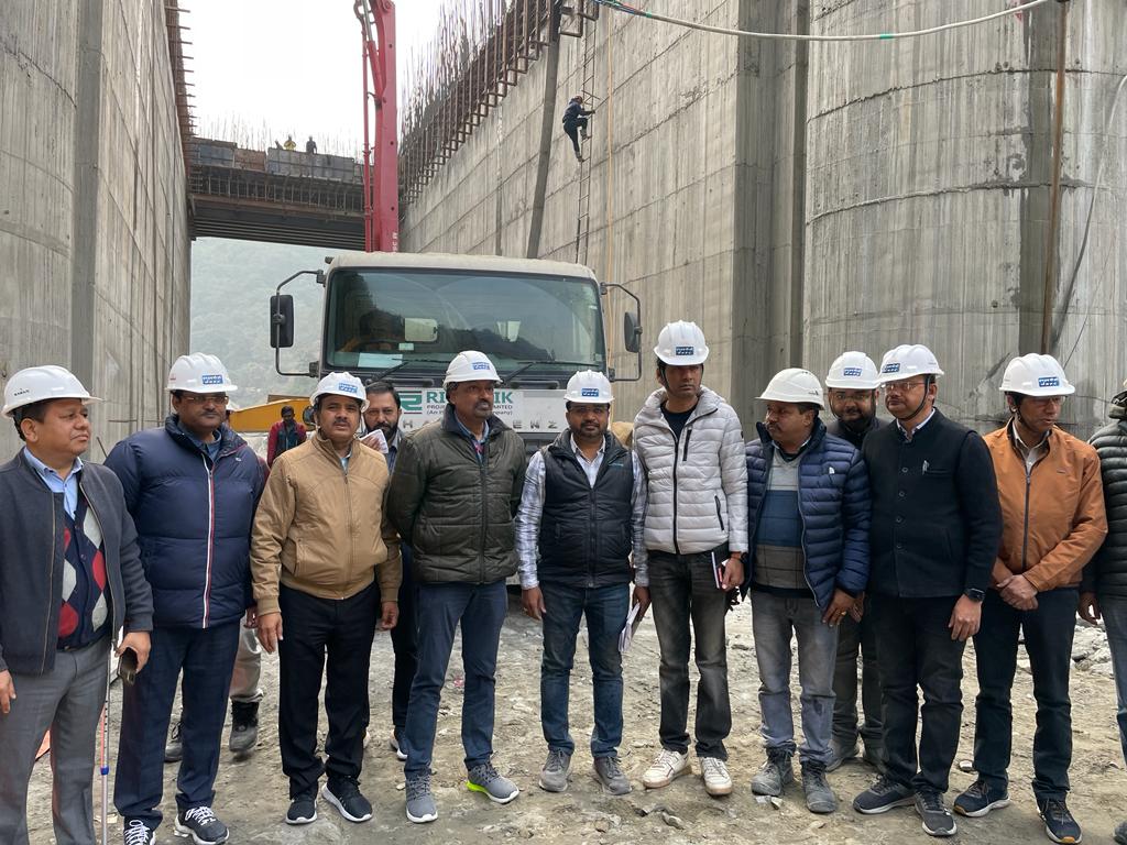 nhpcltd's tweet image. In major steps towards completing 120MW Rangit-IV HEP(Sikkim) of JPCL(NHPC's subsidiary), concreting of 1st lift of trunnion beam of Spillway 1 (4th&last) & Installation of Radial Gate Sill Beam in Bay 4(Block6) began on 22.1.23 in presence of Sh.Biswajit Basu,Dir(Projects),NHPC.