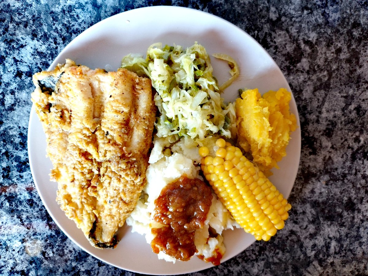 GirlMpuse's tweet photo. To tell the truth, fresh vegetables from the soil straight to the pot hits harder than the ones from the grocery stores. 🤞🏿🤞🏿🤞🏿I only bought baby hake then the rest got them from my vegetable garden.
#FarmLife #InMyOffice https://t.co/TF034391Im