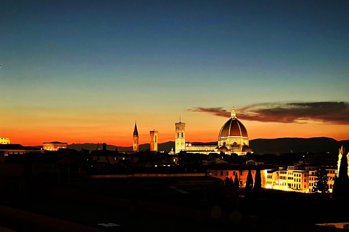 The golden hour in Florence 😊

#IlikeItaly #Tuscany #Italy #DiscoverTuscany #mytuscany #InstaTuscany #VisitTuscany #visitflorence #destinationflorence #FeelFlorenceOfficial #PlazaHotelLucchesi #EmpireRooftopViewAmericanBarPool