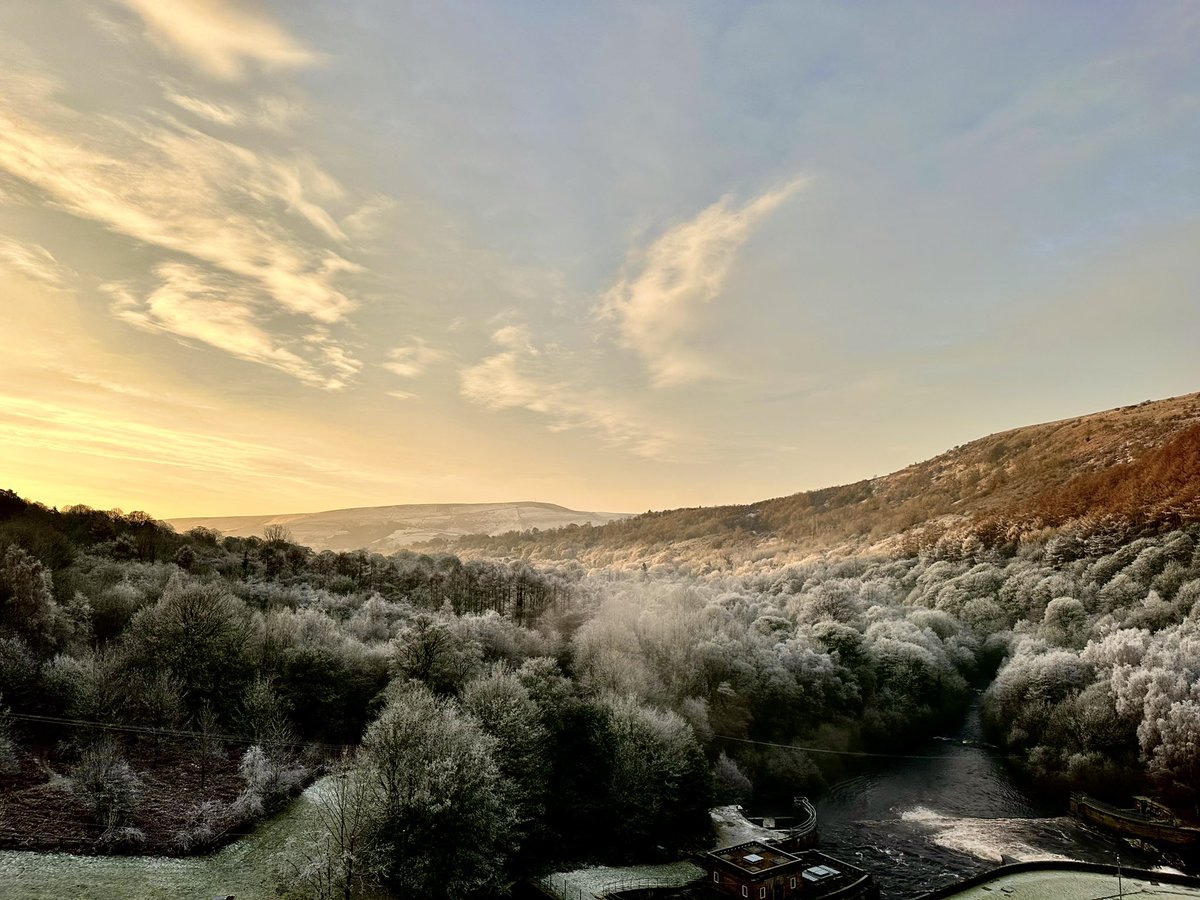 jonrigby00's tweet photo. Beautiful frosty sunrise in the Peak District this morning https://t.co/4x6fr0bJE6