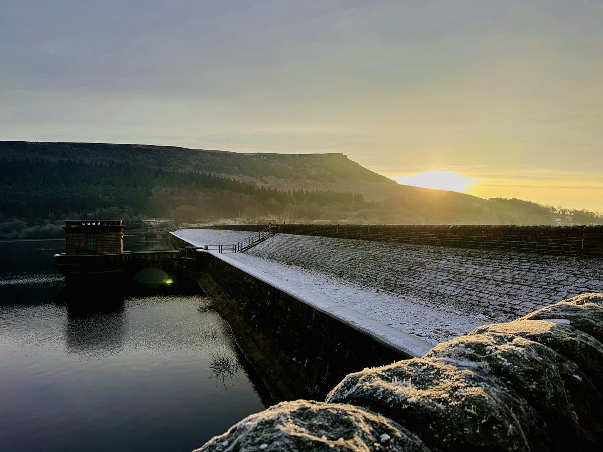 jonrigby00's tweet photo. Beautiful frosty sunrise in the Peak District this morning https://t.co/4x6fr0bJE6
