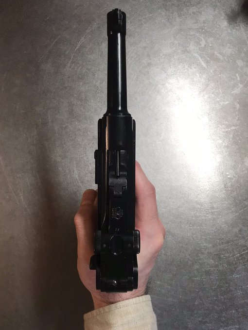 比較的手の小さな東洋人があちらの大型軍用拳銃を深く握り込むとトリガーには指先だけがかかる。グリップが細い国産拳銃だと余裕が生まれる。は結構大事なんじゃない?とか思ったりで。まあこれは実銃ではなくモデルガンだし、手の大きさは個々人によって違うわけだが。 