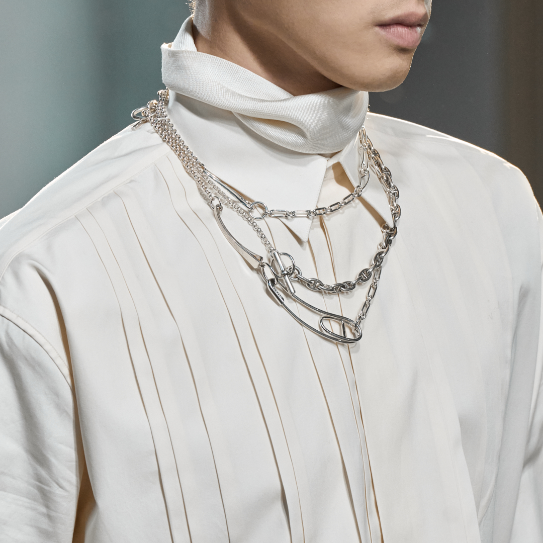 Framing effects and bold jewels beget a men’s winter 2023 collection of novel proportions. Watch the replay of the show on h.fr/MenWinterColle…  
#HermesHomme