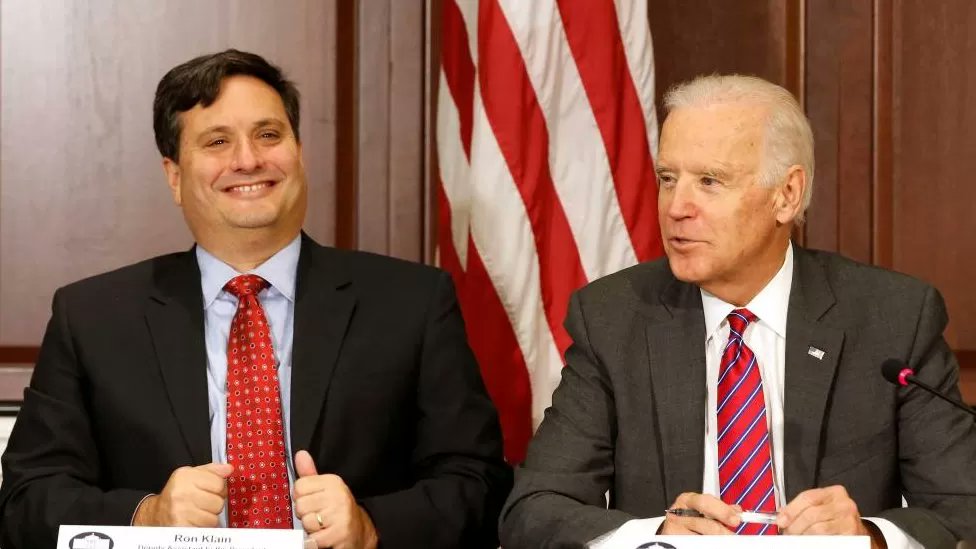 InfoSpotUg's tweet photo. Joe Biden's Chief Of Staff Ron Klain To Step Down Amidst Probe Into Classified Files https://t.co/SPOPtdMySL
@JoeBiden @POTUS @VP
#Trending #TrendingNow #NewsUpdate #BidenGarage #BidenClassifiedDocuments #Klain #RonKlain https://t.co/KiGQfp9Xah