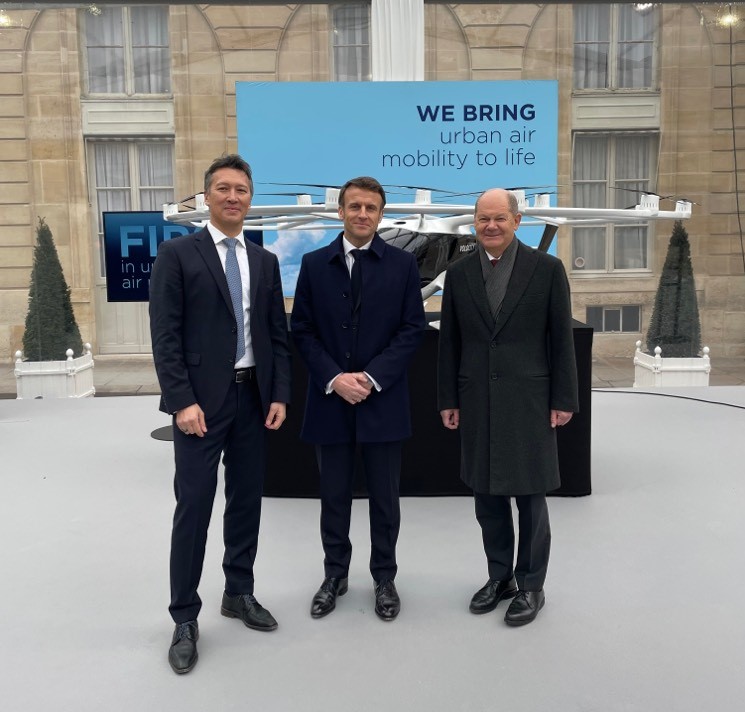 Our CEO <a href="/HokeDirk/">Dirk Hoke</a> and CCO Christian Bauer met with French President <a href="/EmmanuelMacron/">Emmanuel Macron</a> and German @bundezkanzler Olaf Scholz at the Élysée Palace to discuss our strategy to bring #UAM to life in Paris by 2024. This is a key move for our launch plans.

#Volocopter #airtaxi #JFA2023
