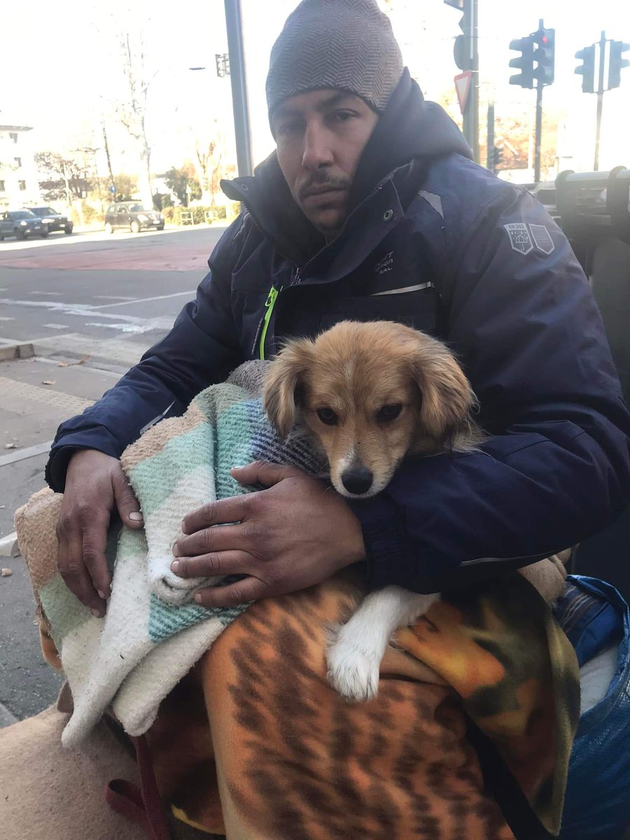 MariaRo85819362's tweet photo. Questo ragazzo ha tanto bisogno di aiuto. Per lui per la sua creaturina. Un posto dove poter stare, forse associazioni umanitarie nella zona potrebbe veramente fare qualcosa segnalandolo, con la speranza che chi di dovere si muova. Vi prego, non voltatevi dall'altra parte 🙏💔 https://t.co/m1oJXqpG1u