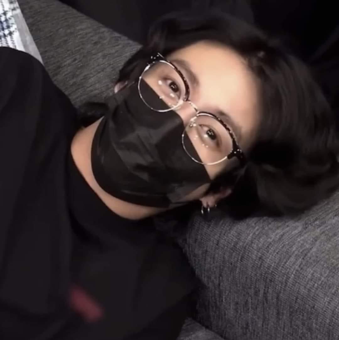 kittyjmk's tweet photo. cómo me gustan los hombres que usan lentes (jungkook) https://t.co/iZa1G7Qphq
