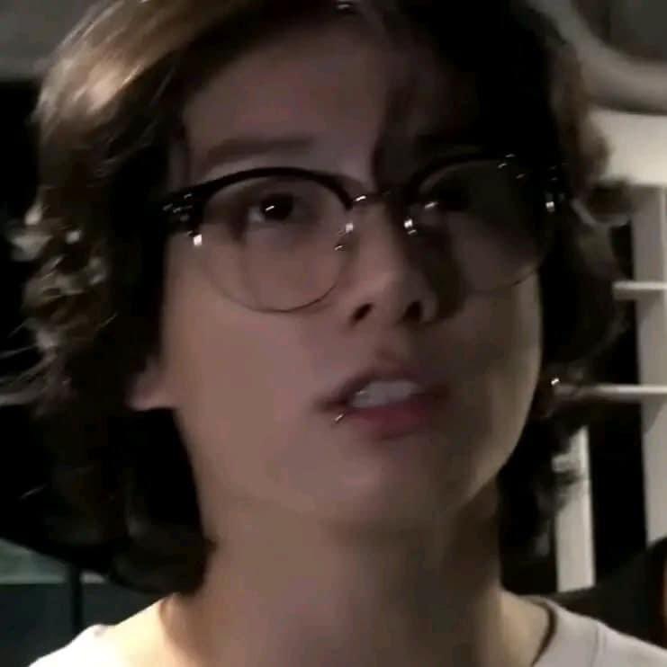 kittyjmk's tweet photo. cómo me gustan los hombres que usan lentes (jungkook) https://t.co/iZa1G7Qphq