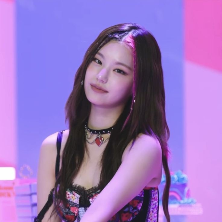 ᥫ᭡ wtb lfs ph 
     ♡ ~ LF yeji photocards 
            — BUD: ₽2.1K

⤷ mop: shopee checkout
⤷ prio pc: Crazy In Love era
⤷best if set ~

t. itzy pc yeji photocard for sale shopee looking for seller Philippines
