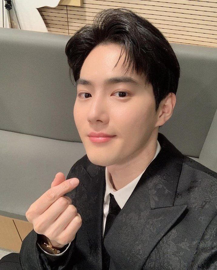 SuhoBr's tweet photo. (#INFO) 20/01/23 - SUHO é o primeiro solista em 18 anos a ganhar o Daesang no 'Seoul Music Awards' na categoria 'Grande Prêmio Hallyu', conseguindo ser o primeiro solista de Kpop a ganhar este prêmio do SMA. 👇

#SUHO #수호 #준면 #金俊勉 https://t.co/hEjHPDtZV0