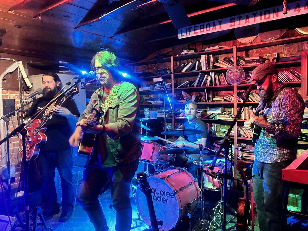 Guitartown tweet media