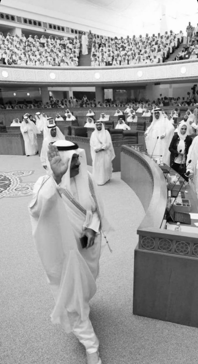 أقولها بحسرة وأسف ونشكو بثنا وحزننا إلى الله.
كلما تأملنا خير و استبشرنا بقدوم رجل ينتشل هذا الوطن الذي نخر فيه الفساد وتكالب عليه الفاسدين.
إما أن يُقصى ويخطفه الموت سريعًا أو يحارب من التجار و أبناء عمومته ويفشل.
ناصر صباح الأحمد و أحمد النواف نموذجًا.