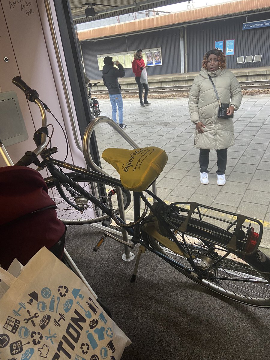 MarTrui's tweet photo. @NMBS twee dagen op rij probeer ik op de trein te geraken. Met krukken wegens knieletsel. Niet eenvoudig als reizigers hun fiets zo stallen . https://t.co/XCzSx01pcY