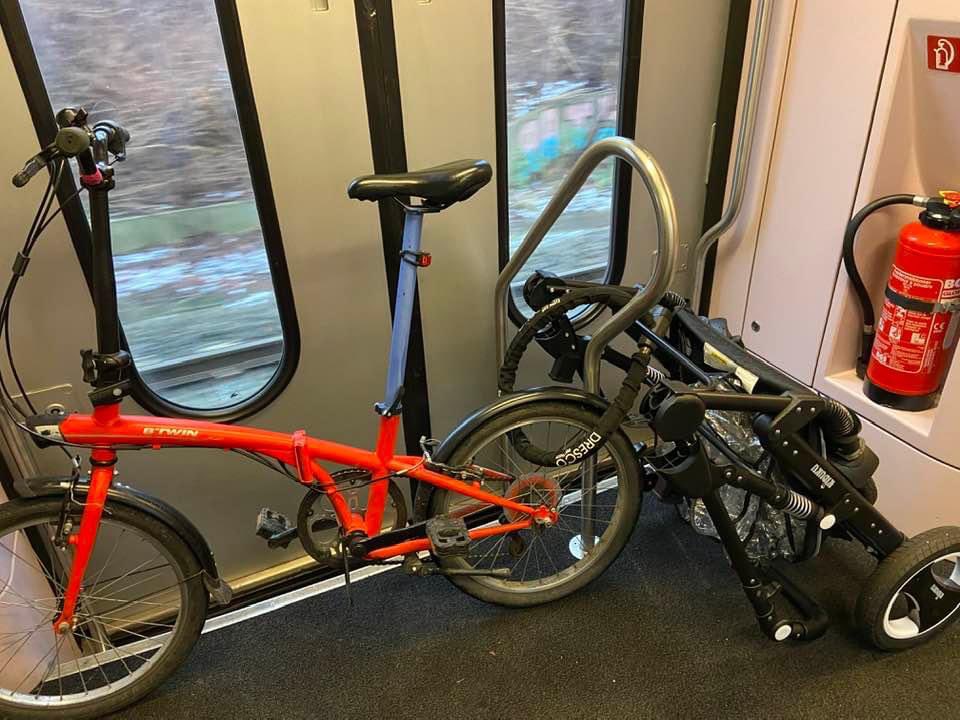 MarTrui's tweet photo. @NMBS twee dagen op rij probeer ik op de trein te geraken. Met krukken wegens knieletsel. Niet eenvoudig als reizigers hun fiets zo stallen . https://t.co/XCzSx01pcY