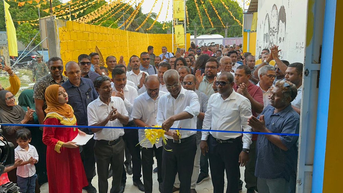 Miuvaan's tweet photo. ގއ ވިލިނގިލި މިއޮތީ ފޯރިގަދަކޮށް ރައީސް އިބޫއާއެކު ކުރިއަށް. ޕްރައިމަރީގައި މިދާއިރާ, ރައީސް @ibusolih ކާމިޔާބުކުރައްވާތަން ފެންނަނީ ފަސޭހަކަމާއެކު.
 
#Ibu2023
#MDPKuriah https://t.co/5UE7EuM73b